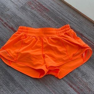 Lululemon hotty hot 2.5 inch short highlight orange